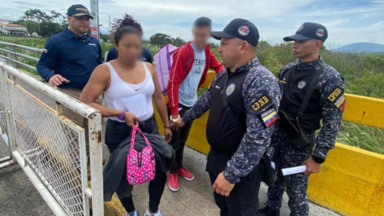 Migrantes venezolanos fueron expulsados por el Puente Simón Bolívar.