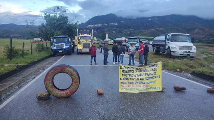 Los transportes minoritarios de combustibles mantienen bloqueada la carretera Ocaña-Cúcuta en señal de protesta./Foto: Foto cortesía