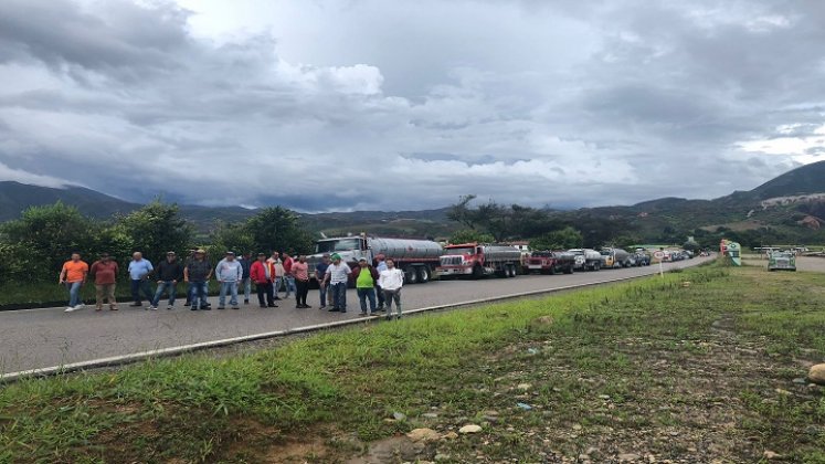 Los transportes minoritarios de combustibles mantienen bloqueada la carretera Ocaña-Cúcuta en señal de protesta./Foto: Foto cortesía
