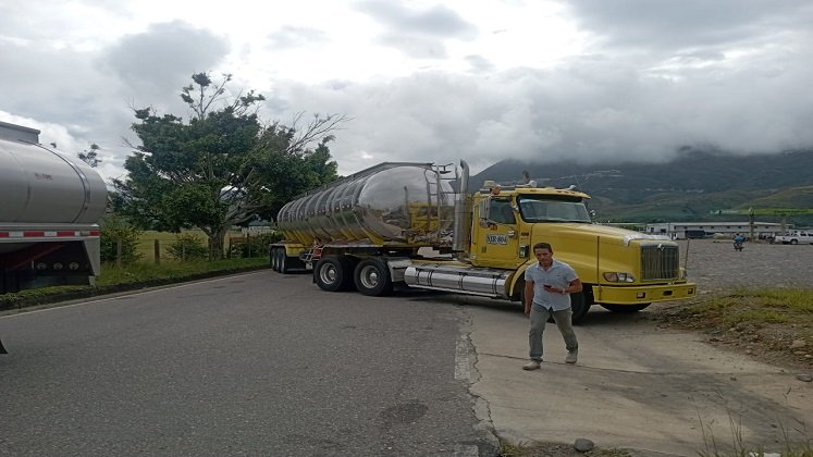 De manera intermitente los minoritarios de combustibles bloquearon la carretera Ocaña-Cúcuta. Se resisten a abastecer en el Área Metropolitana de Cúcuta./ Foto: Cortesía.
