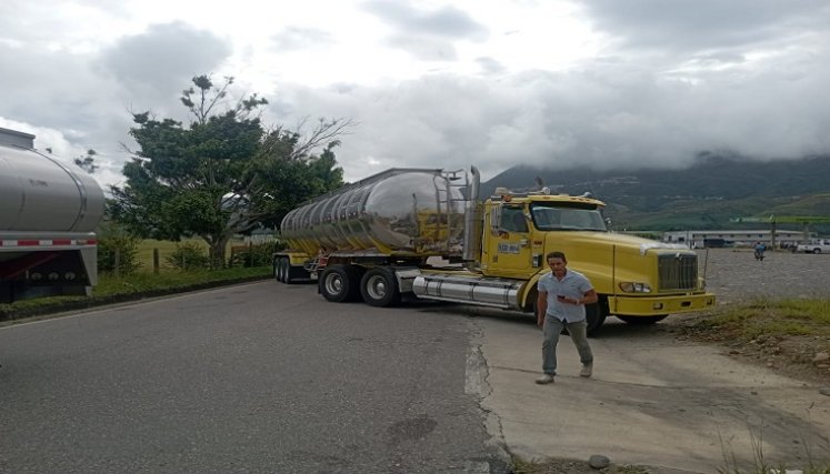 De manera intermitente los minoritarios de combustibles bloquearon la carretera Ocaña-Cúcuta. Se resisten a abastecer en el Área Metropolitana de Cúcuta./ Foto: Cortesía.