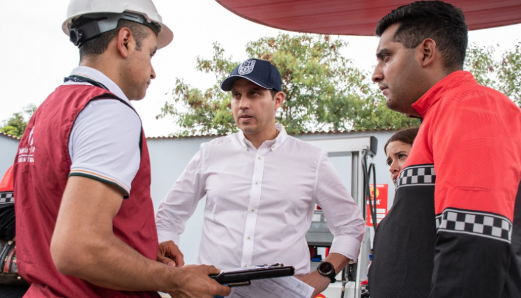 El secretario de Gobierno de Cúcuta, Miguel Castellanos (centro), lideró las diligencias en los establecimientos comerciales