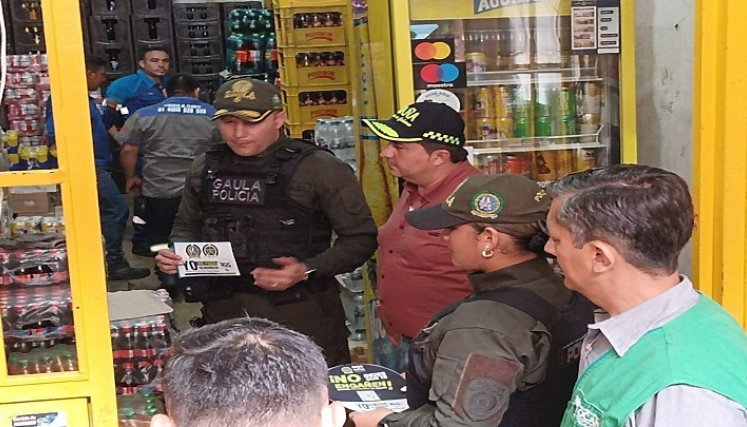 El Gaula adelanta con los comerciantes la socialización de las medidas para evitar el delito de la extorsión./ Foto: Cortesía