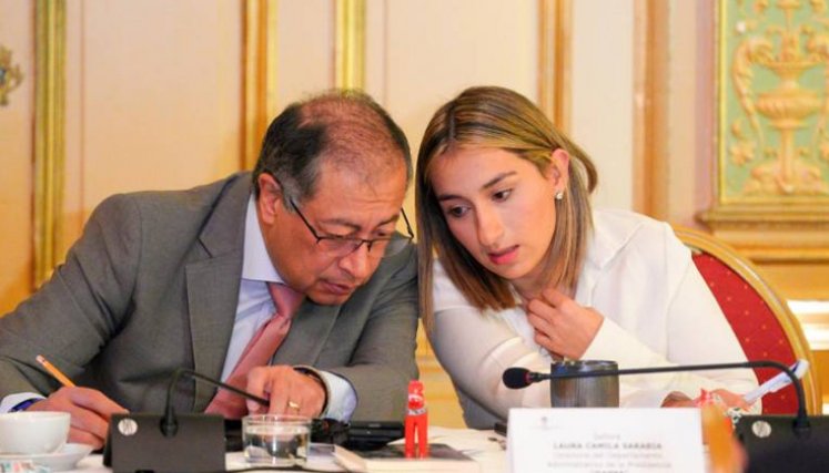 El mandatario adelanta una visita oficial en Suecia de la mano de su principal escudera la directora del Dapre, Laura Sarabia.