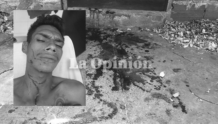 El rastro de la sangre aún permanece en el cemento. / Foto: Nicolás Mojica. 