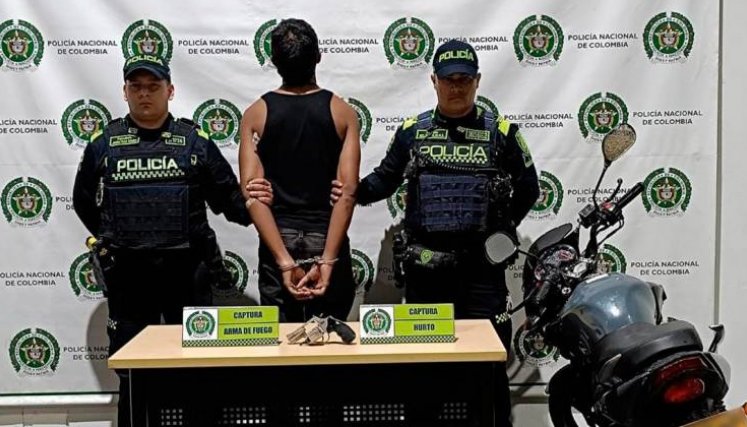 Hijo de Iván René Valenciano, con revólver en mano, habría hecho robo en Medellín
