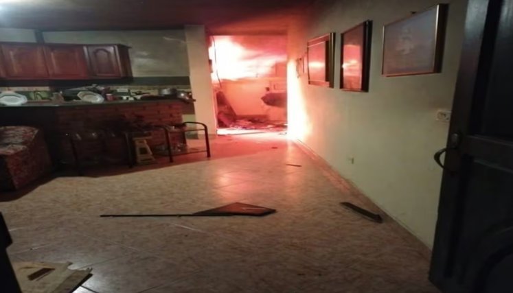 Hombre incendia su casa con su familia adentro