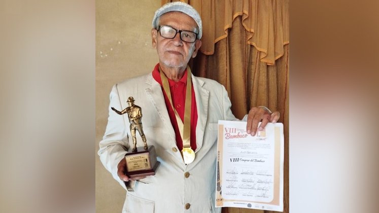 Juan ha recibido el premio del gran maestro de oro en el Congreso Nacional del Bambuco en Colombia 