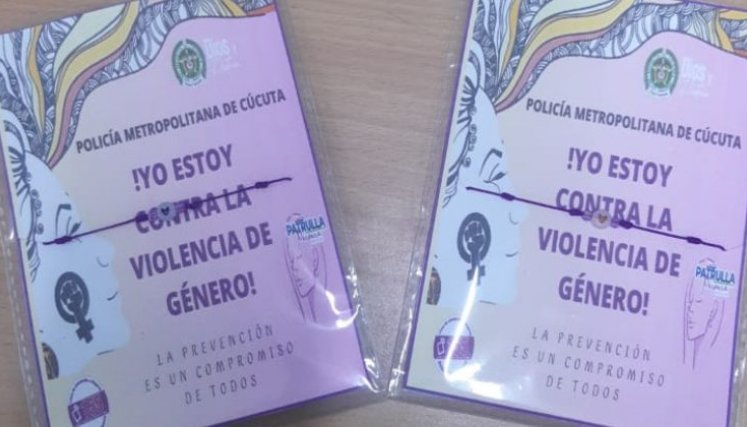 Manillas solidarias: iniciativa policial en Cúcuta. / Foto: Cortesía / La Opinión 