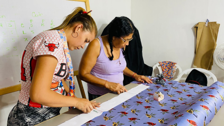 En un modesto taller de la zona rural de Tibú, se confeccionan piezas de moda inspiradas en la belleza y fuerza de El Catatumbo.