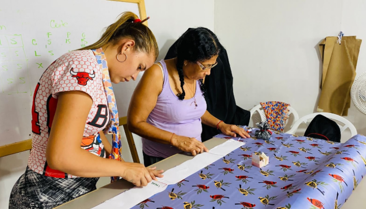 En un modesto taller de la zona rural de Tibú, se confeccionan piezas de moda inspiradas en la belleza y fuerza de El Catatumbo.