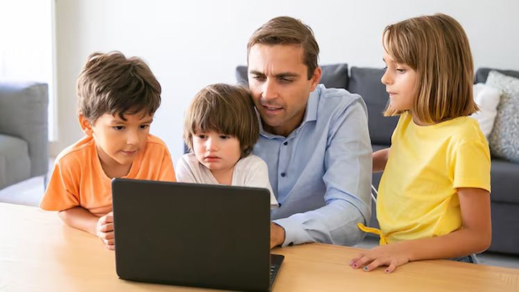 Padre e hijos con pantallas 