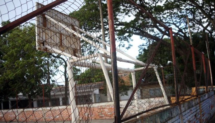 La malla de protección de la cancha ‘La lija’ está totalmente deteriorada por el paso del tiempo. / Foto: Carlos Ramírez.