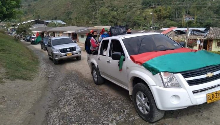 LA VÍA ILEGAL CONSTRUIDA EN EL CAÑÓN DEL MICAY QUE COBRA UN IMPUESTO DE $1.500. / Colprensa