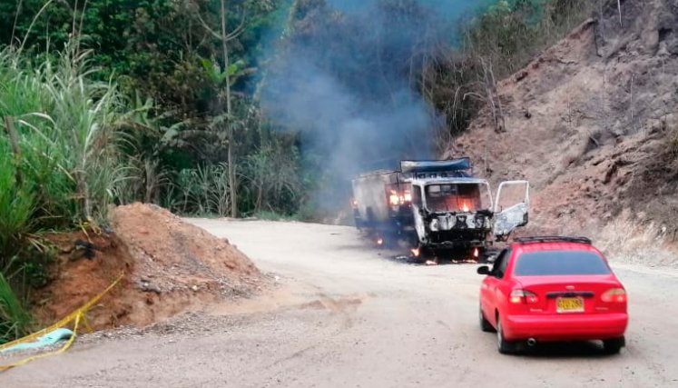 Incinerado vehículo distribuidor de gas propano en la vía hacia Convención