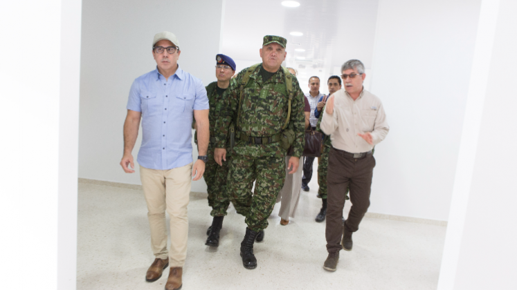 Omar Sepúlveda, segundo comandante del Ejército Nacional, recibió la obra de manos del representante de los EE.UU. Kevin Murakami. 
