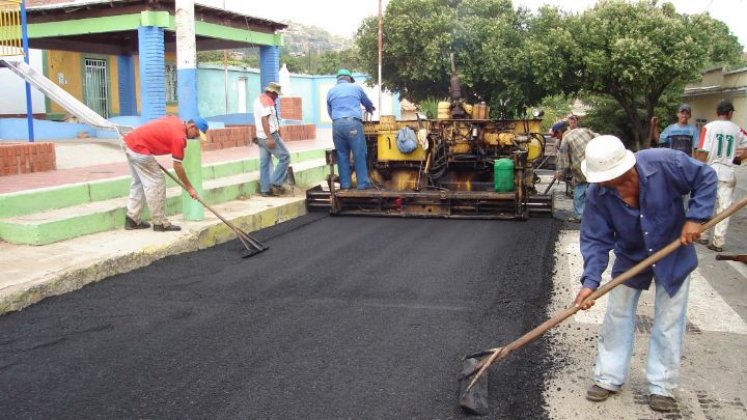 Programa Comunidad-Gobierno para reparar malla vial de los barrios/Foto archivo