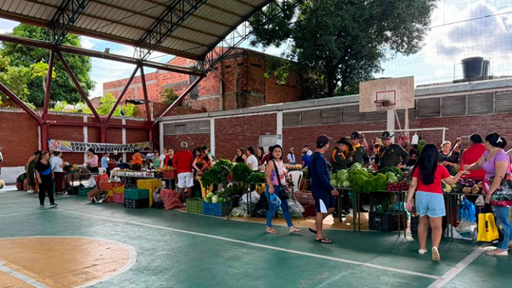 En el Polideportivo de Bellavista de Villa del Rosario, se asentaron 150 productores, para poner en venta yuca, plátano, frutas, hortalizas y otros rubros. / Foto: Cortesía