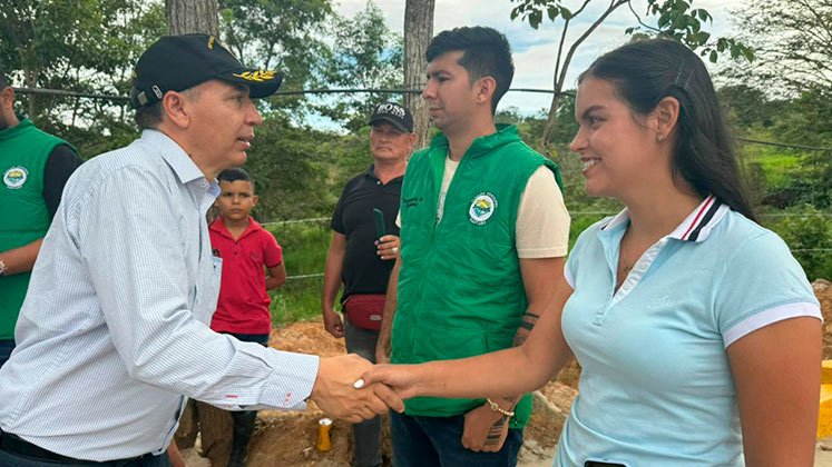 El ministro de Transporte, William Camargo, aprovechó su visita a San Cayetano para dialogar con la comunidad de ese municipio. Foto Cortesía