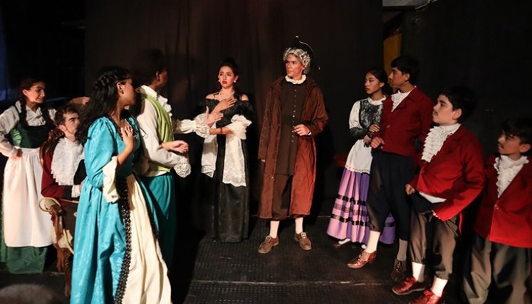 La obra ‘Médico a Palos’ es una adaptación de la comedia clásica del dramaturgo francés Molière.