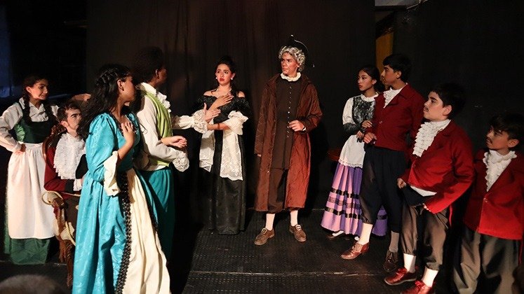 La obra ‘Médico a Palos’ es una adaptación de la comedia clásica del dramaturgo francés Molière.