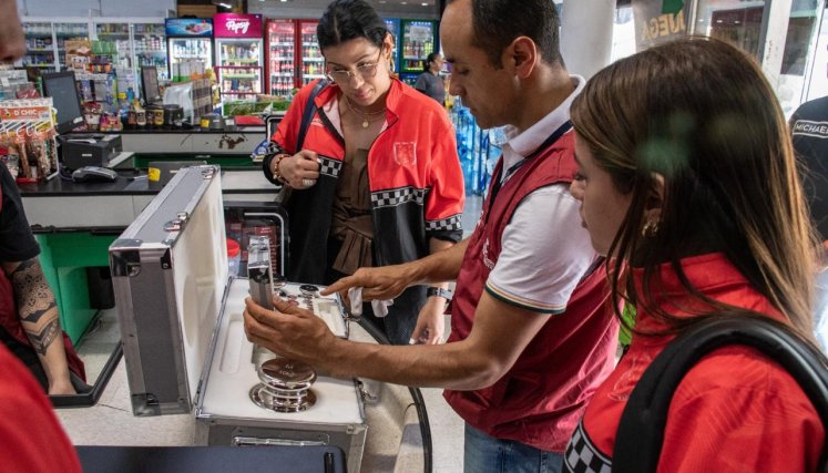 El Comité de Defensa y Proteccion del Consumidor en plena acción en un negocio./Foto cortesía