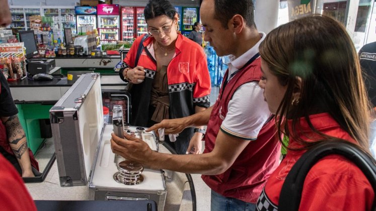 El Comité de Defensa y Proteccion del Consumidor en plena acción en un negocio./Foto cortesía