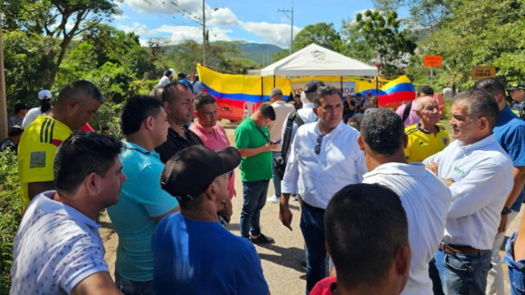 El alcalde de Los Patios, Alexi Valencia, asistió a la  vereda Agualinda para conocer los motivos de la propuesta. 