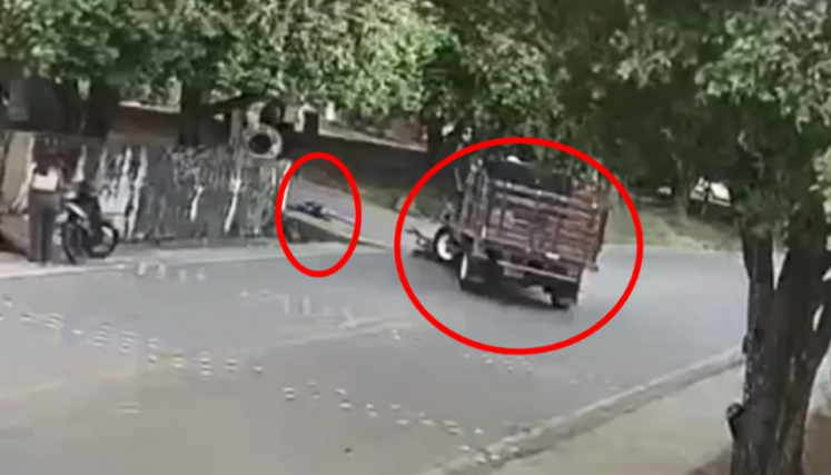 En un video se ve el accidente de tránsito que se presentó en el barrio Centenario, en el que un adolescente perdió la vida.
