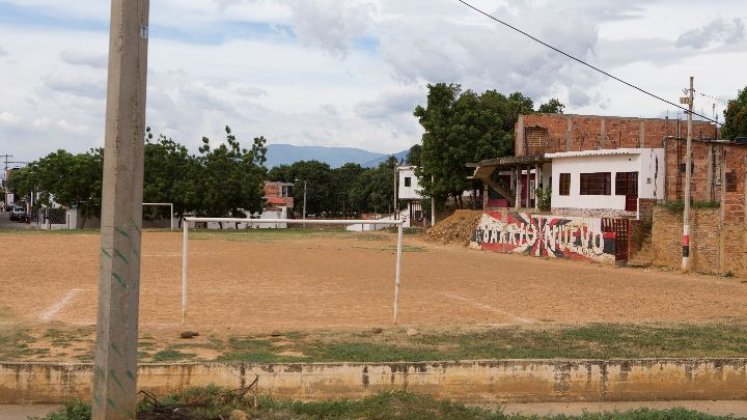 La remodelación de la cancha de tierra es algo que la comunidad viene solicitando durante años. 