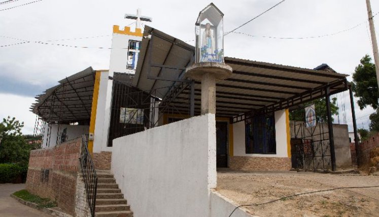El templo Nuestra Señora de Lourdes fue construido por la comunidad. 