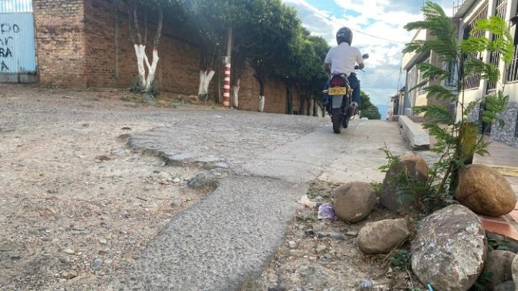 Algunas calles que conectan al barrio, se encuentran deterioradas, dificultando el tránsito./ Foto: Nicolás Mojica