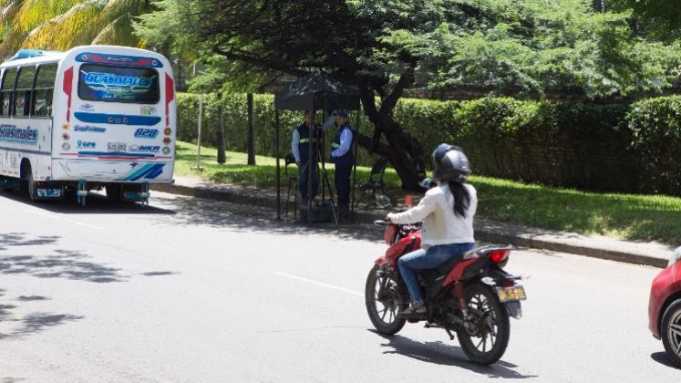 Las cámaras de fotodetección no pueden estar ocultas. Deben ser visibles para informar que hay una zona vigilada por cámaras o radares. 