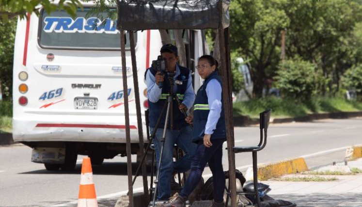 Desde septiembre del 2002, es viable que las autoridades de tránsito utilicen ayudas tecnológicas de detección de presuntas infracciones de tránsito, directamente o a través de terceros que designen para tal fin. / Fotos: Juan Pablo Cohen / La Opinión 