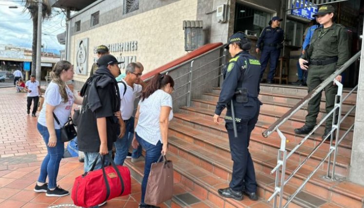 Las empresas de transporte terrestre tienen la obligación de suministrar a los usuarios información sobre el servicio de manera permanente, veraz y oportuna. 