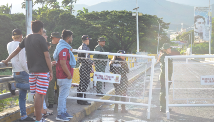 Cierre de frontera tomó por sorpresa a muchos venezolanos que venían de viaje a votar. 