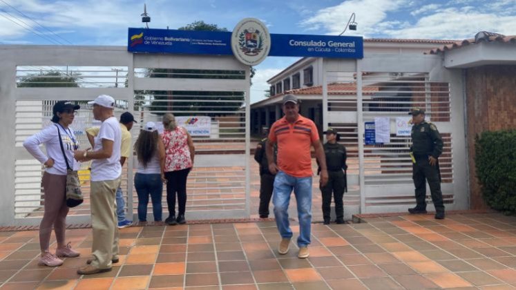 En el Consulado de Venezuela en Cúcuta, los venezolanos madrugaron a votar. En la entrada del punto, se encontraba el listado de quienes estaban habilitados con su número de cédula