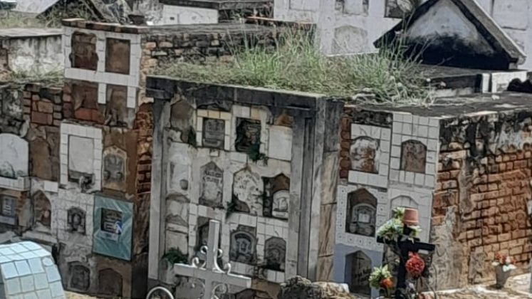 La condición de deterioro y falta de mantenimiento en las estructuras priman en el Cementerio./ Foto: Cortesía