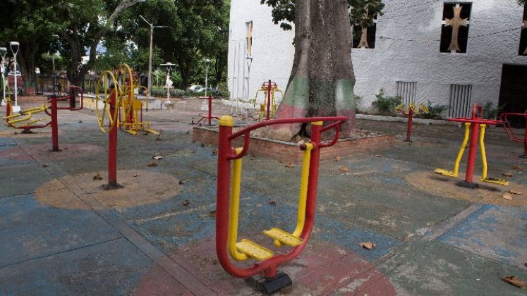 Pese a ser utilizado por la comunidad, el parque principal se encuentra a merced del abandono. 