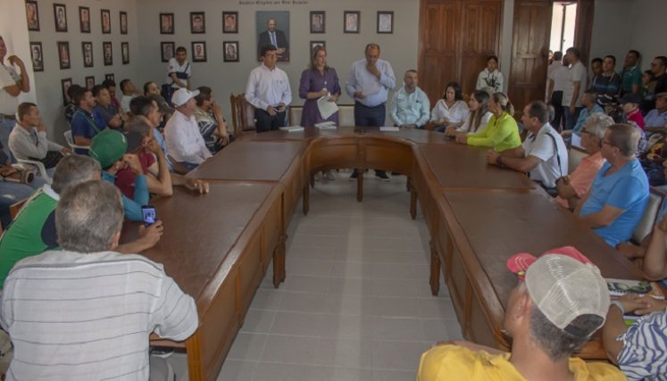 El alcalde de Ocaña, Emiro Cañizares, se reunió con las personas afectadas para buscar una solución a los altos costos de la electricidad./ Foto cortesía: La Opinión.
