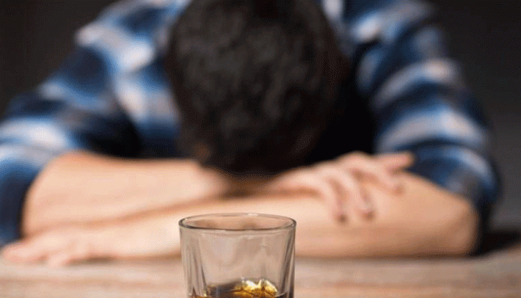 La OMS y otros expertos en salud pública continúan advirtiendo sobre los peligros del alcohol.