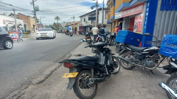 Los ocañeros piden que se respete el espacio de cada andén, pues arriesgan sus vidas transitando por las avenidas principales./ Foto: Javier Sarabia / La Opinión