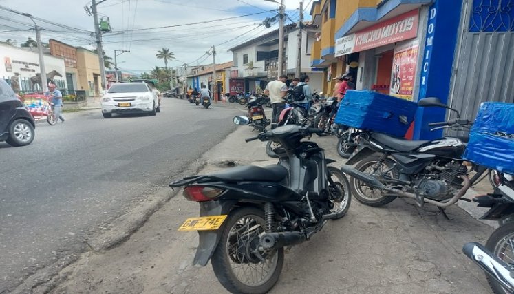 Los ocañeros piden que se respete el espacio de cada andén, pues arriesgan sus vidas transitando por las avenidas principales./ Foto: Javier Sarabia / La Opinión