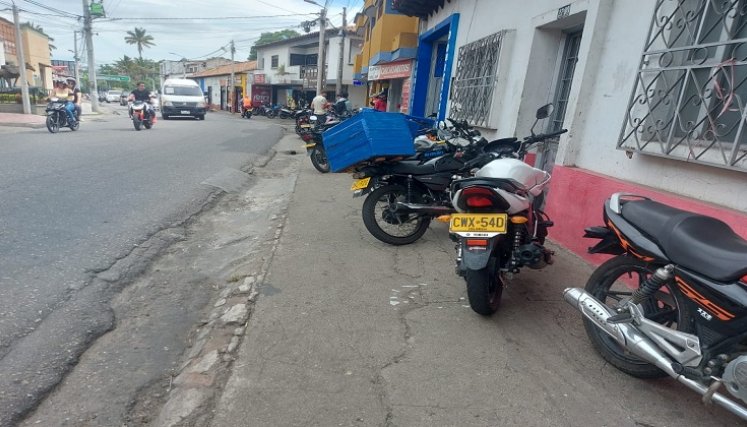 Los ocañeros piden que se respete el espacio de cada andén, pues arriesgan sus vidas transitando por las avenidas principales./ Foto: Javier Sarabia / La Opinión