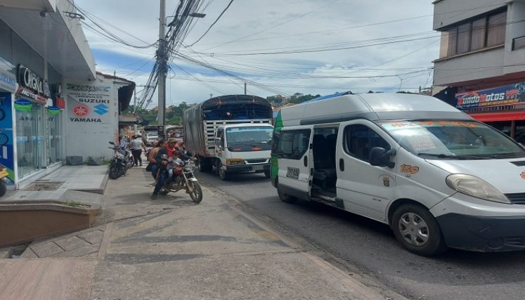 Los ocañeros piden que se respete el espacio de cada andén, pues arriesgan sus vidas transitando por las avenidas principales./ Foto: Javier Sarabia / La Opinión