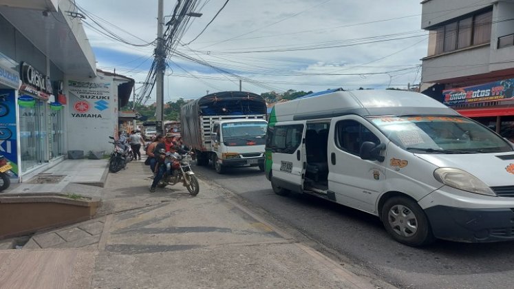 Los ocañeros piden que se respete el espacio de cada andén, pues arriesgan sus vidas transitando por las avenidas principales./ Foto: Javier Sarabia / La Opinión