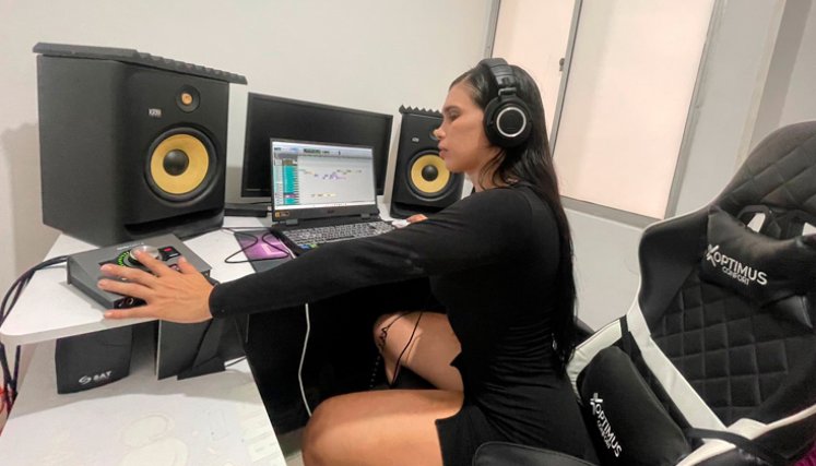 Además de la música, Martha Lucía es Licenciada en pedagogía infantil, esteticista integral y entrenadora fitness.