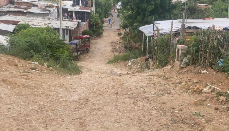 Varias de las calles del barrio parecen continúan destapadas.