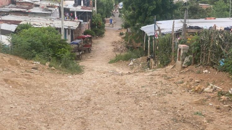 Varias de las calles del barrio parecen continúan destapadas.