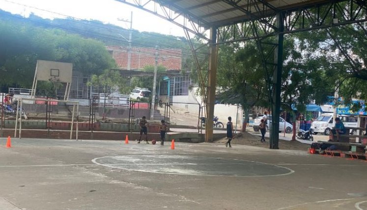 A cualquier hora del día se pueden apreciar a los equipos deportivos practicando en las canchas del barrio.